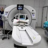 Tomografia z kontrastem w nowoczesnej pracowni. Aparat CT i łóżko pacjenta gotowe do badania.