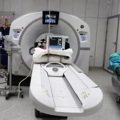 Tomografia z kontrastem w nowoczesnej pracowni. Aparat CT i łóżko pacjenta gotowe do badania.
