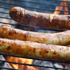 Ile kalorii ma kiełbasa z ogniska? Poznaj szczegółowe wyliczenia kalorii