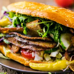 Ile kalorii ma kebab box? Poznaj prawdziwą wartość kaloryczną posiłku