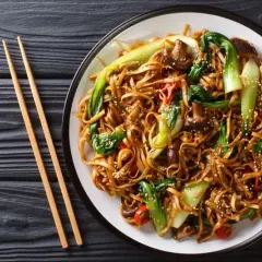 Ile kalorii ma pad thai - wartości energetyczne i wpływ na dietę 2025