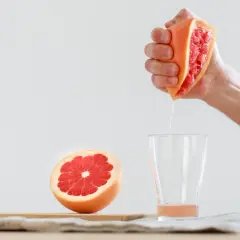 Czy grejpfrut obniża cholesterol? Jak ten owoc wspiera zdrowie serca