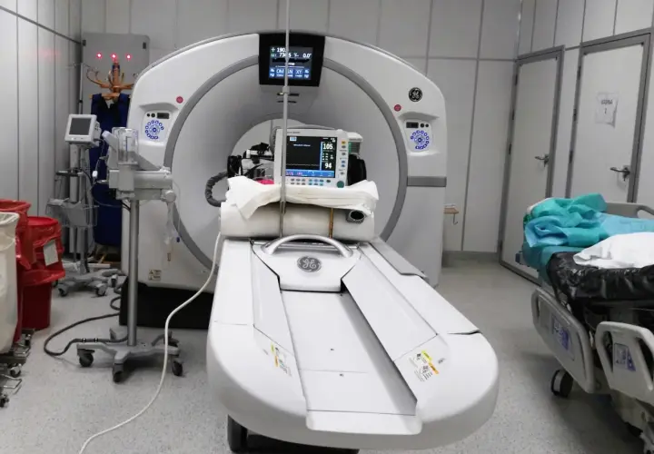 Tomografia z kontrastem w nowoczesnej pracowni. Aparat CT i łóżko pacjenta gotowe do badania.