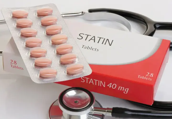 Opakowanie tabletek statynowych, w tym Rosutrox 40 mg, obok stetoskopu.