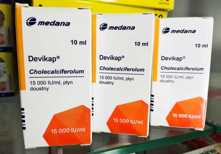 Trzy opakowania leku Devikap® od Medana, każdy po 10 ml, zawierające cholekalcyferol.