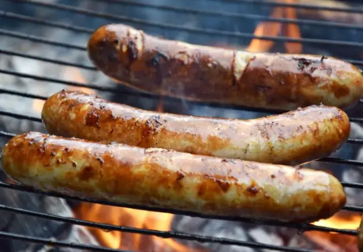 Ile kalorii ma kiełbasa z ogniska? Poznaj szczegółowe wyliczenia kalorii