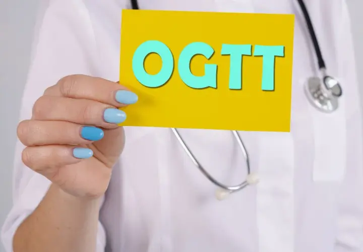 Lekarz trzyma kartkę z napisem OGTT, badanie kluczowe dla wykrycia cukrzycy ciążowej.