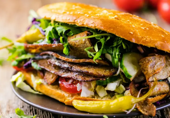 Ile kalorii ma kebab box? Poznaj prawdziwą wartość kaloryczną posiłku