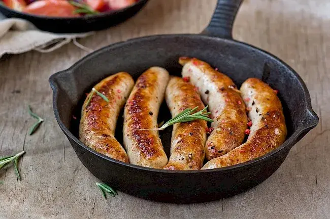 Ile kalorii ma kiełbasa? Poznaj wartości wszystkich popularnych rodzajów