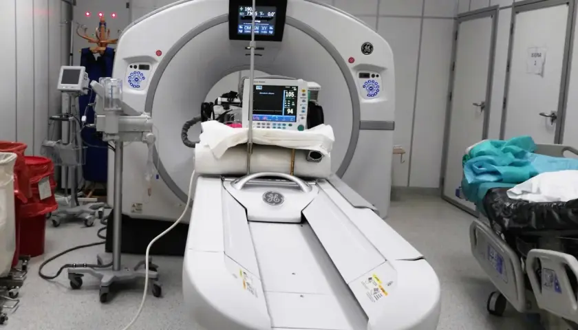 Tomografia z kontrastem w nowoczesnej pracowni. Aparat CT i łóżko pacjenta gotowe do badania.