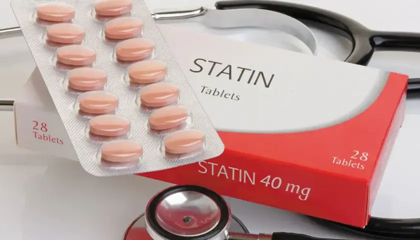Opakowanie tabletek statynowych, w tym Rosutrox 40 mg, obok stetoskopu.