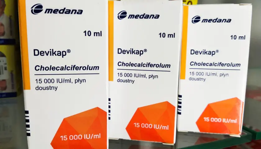Trzy opakowania leku Devikap® od Medana, każdy po 10 ml, zawierające cholekalcyferol.