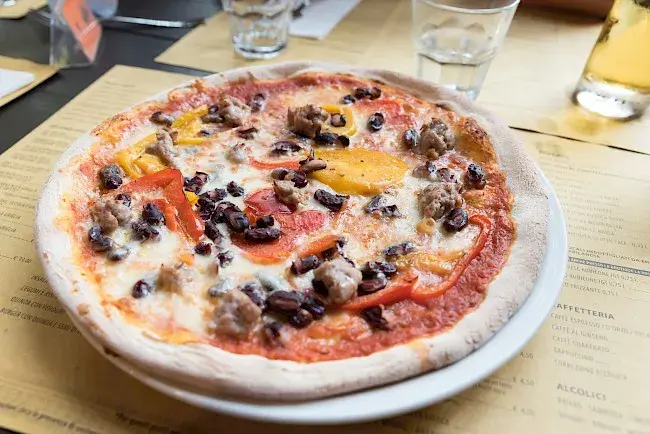 Poznaj dokładną kaloryczność dużej pizzy - ile możesz zjeść bez wyrzutów?