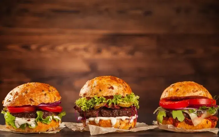 Prawda o hamburgerach: ile kalorii ma ten popularny fast food - fakty