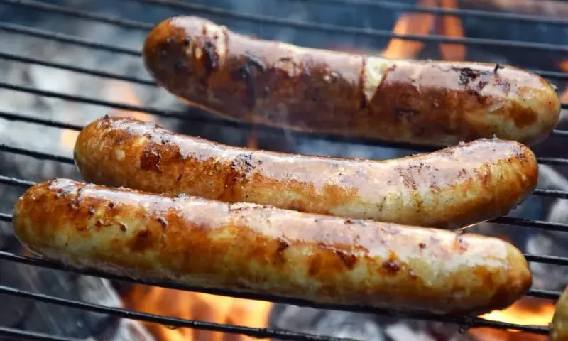 Ile kalorii ma kiełbasa z ogniska? Poznaj szczegółowe wyliczenia kalorii