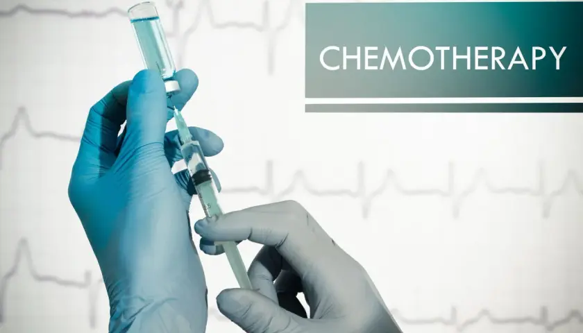 Rękawiczki medyczne przygotowują zastrzyk do chemioterapii. Nadzieja w walce z chorobą.