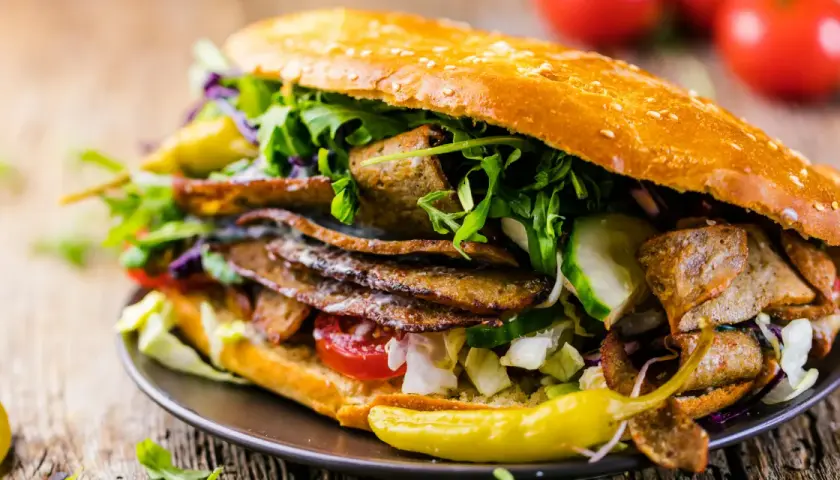 Ile kalorii ma kebab box? Poznaj prawdziwą wartość kaloryczną posiłku