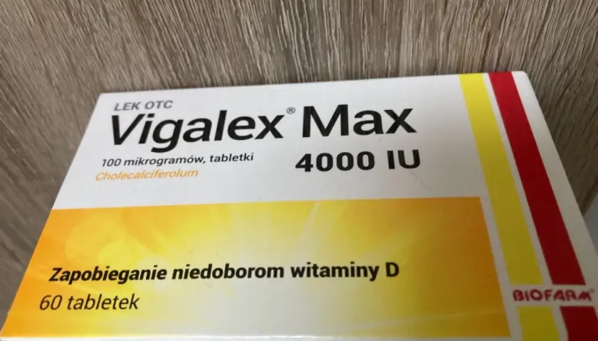 Opakowanie leku Vigalex Max 4000 IU, 60 tabletek, zapobiegające niedoborom witaminy D.