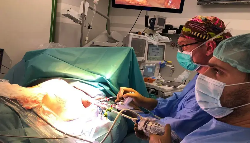 Chirurdzy podczas zabiegu mastektomii. Na monitorze obraz z wnętrza ciała pacjenta.