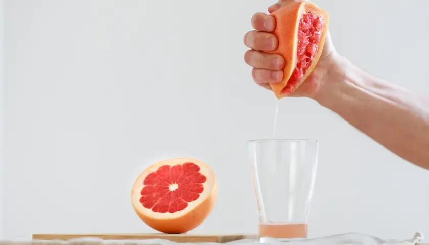Czy grejpfrut obniża cholesterol? Jak ten owoc wspiera zdrowie serca