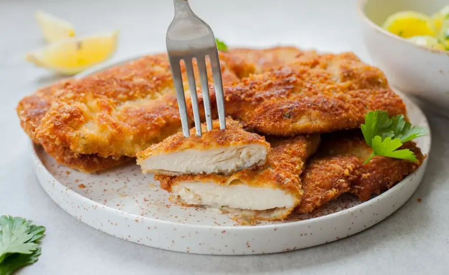 Ile kalorii ma kotlet z kurczaka w panierce: Pełna analiza wartości odżywczych