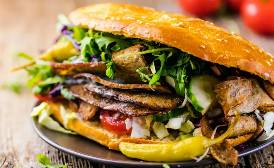 Ile kalorii ma kebab box? Poznaj prawdziwą wartość kaloryczną posiłku