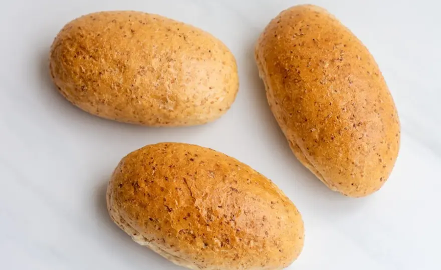 Dokładna ilość kalorii w każdej bułce - tabela wartości odżywczych 2025