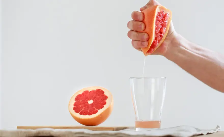 Czy grejpfrut obniża cholesterol? Jak ten owoc wspiera zdrowie serca
