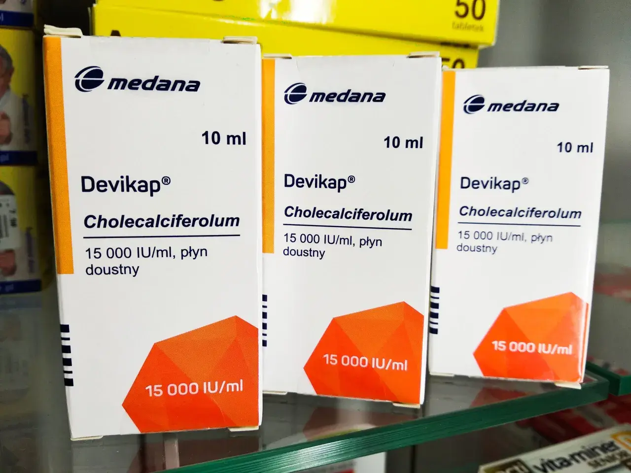 Trzy opakowania leku Devikap® od Medana, każdy po 10 ml, zawierające cholekalcyferol.