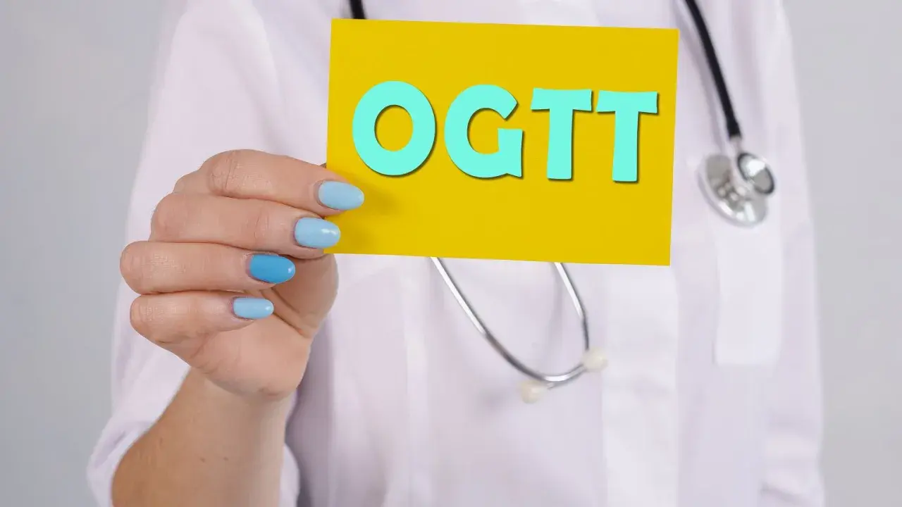 Lekarz trzyma kartkę z napisem OGTT, badanie kluczowe dla wykrycia cukrzycy ciążowej.