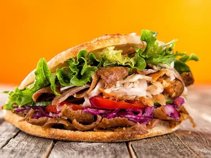 Zdjęcie Ile kalorii ma kebab box? Poznaj prawdziwą wartość kaloryczną posiłku